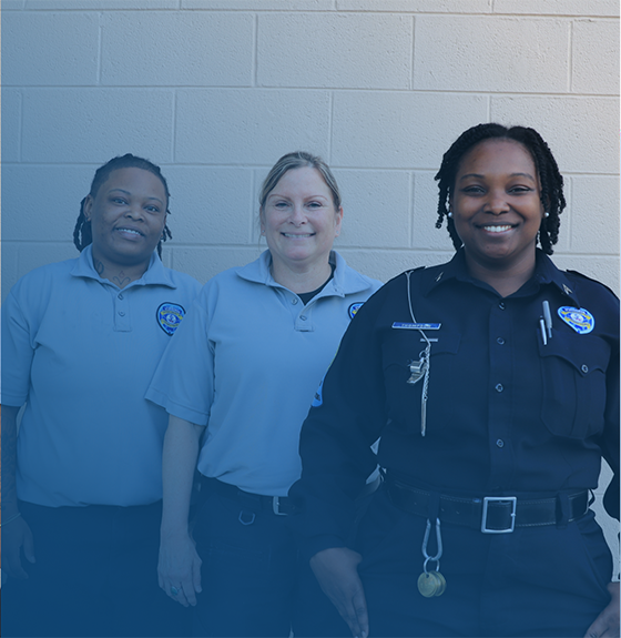 दो VADOC सुधार अधिकारी, प्रशिक्षु और सुधार अधिकारी