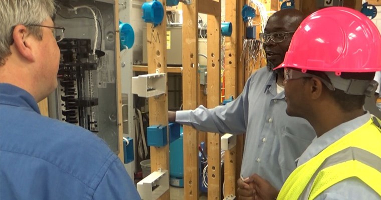 डिज़ाइन इलेक्ट्रिक के कार्मिक निदेशक केसी कार्विल, बकिंघम करेक्शनल सेंटर में इलेक्ट्रीशियन क्लास में छात्रों के साथ मिलने जाते हैं