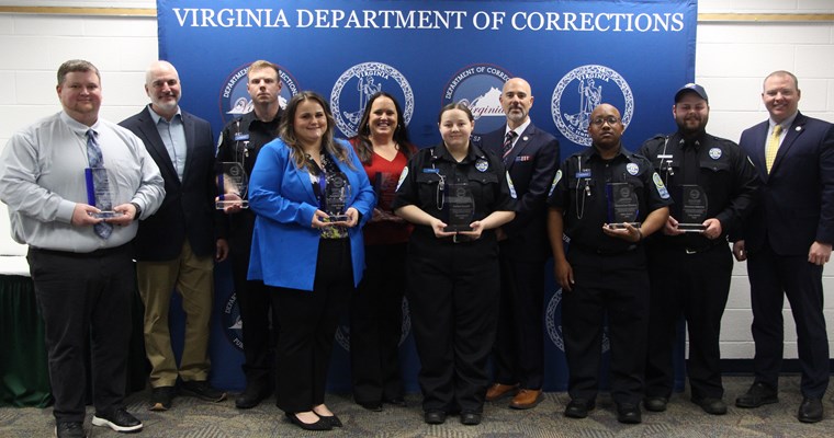 वैलोर अवार्ड्स के प्राप्तकर्ता अपनी ट्रॉफ़ी के साथ ग्रुप फ़ोटोग्राफ़ लेते हुए।