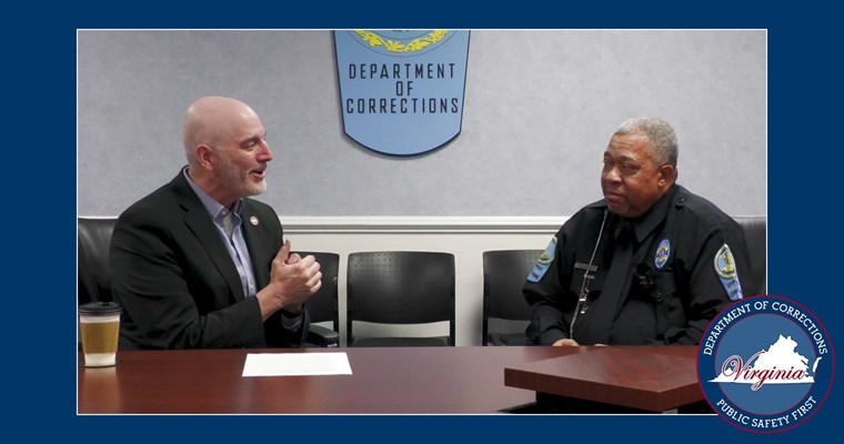 निर्देशक डॉटसन सुधार अधिकारी बैरी ब्लोवे के साथ साक्षात्कार में बैठे