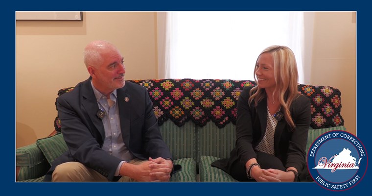 निर्देशक Chad Dotson 'All Rise with Director Dotson (ऑल राइज़ विद डायरेक्टर डॉटसन)' के तीसरे एपिसोड के लिए Si'Andra Lewis का इंटरव्यू लेते हुए।